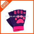 Frauen stricken fingerlose Handschuhe